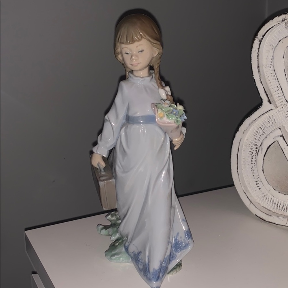 Lladro collectors girl